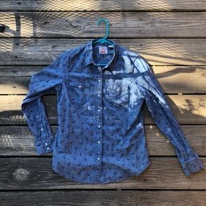 Patterned Levi’s collared denim button up
